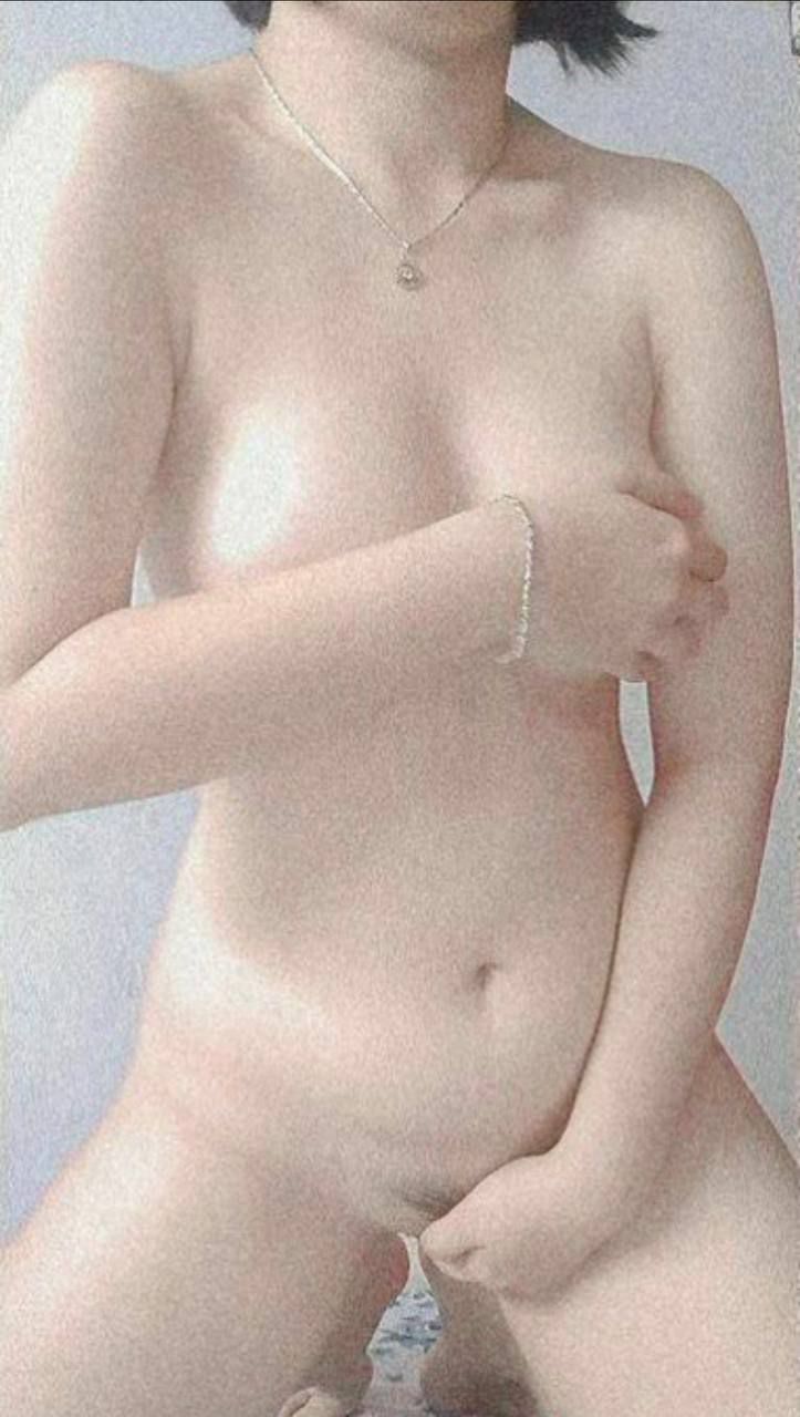 [Không kiểm duyệt] Nobo Wudi??: Tôi nghiện sex nên đã lôi kéo bạn thân của mình vào ngành công nghiệp tình dục để kiếm tiền. Cô ấy thật xinh đẹp, thật quyến rũ, và chúng tôi đã quan hệ tay ba và thủ dâm, xoa bóp ngực cho nhau, và ngay lúc tôi nhìn thấy cô ấy chạm vào ngực và quan hệ với âm hộ của mình, tôi đã cương cứng! !