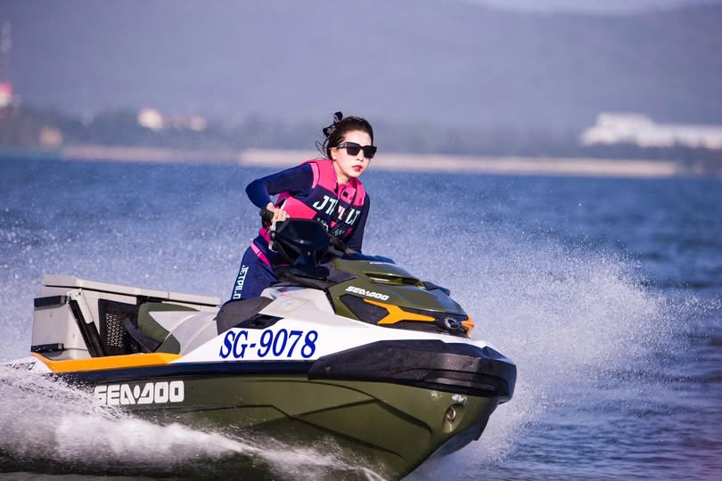 Nửa đêm em lại lên cơn nứng đòi doggy