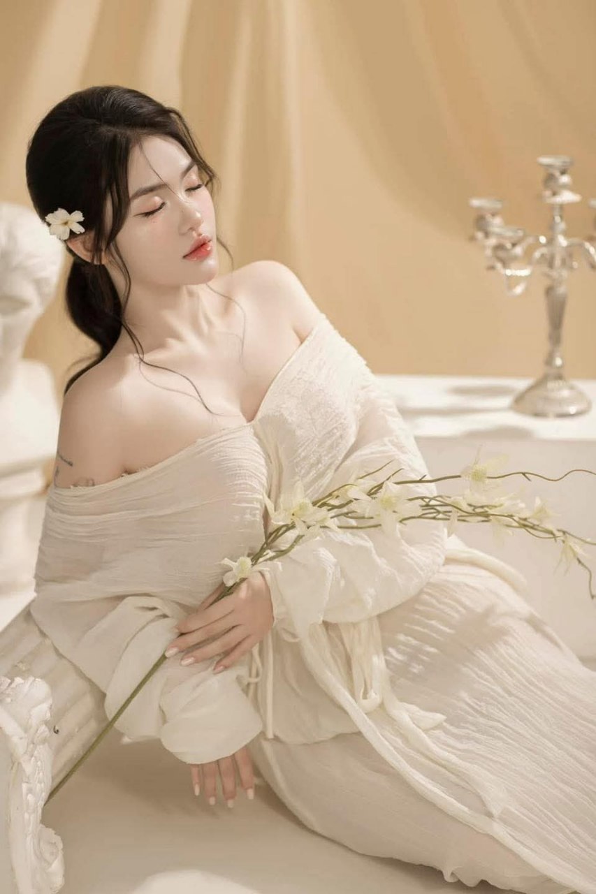 Chàng trai trẻ địt bà chủ lầu xanh lồn vẫn khít